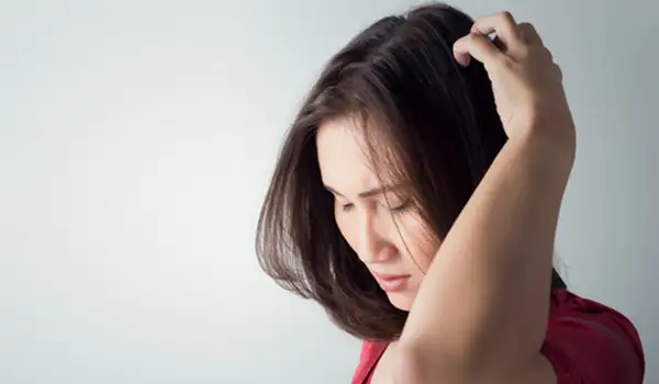 علاج قشرة الشعر الدهني والحكة في المنزل 2 أسباب قشرة الشعر الدهني والحكة - مكتوبة