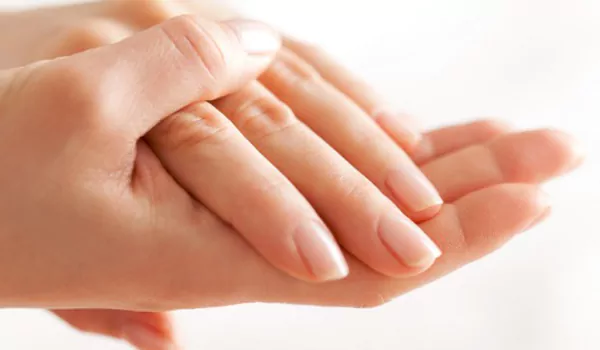 علاج تقشر جلد الأصابع حول الأظافر طبيعياً