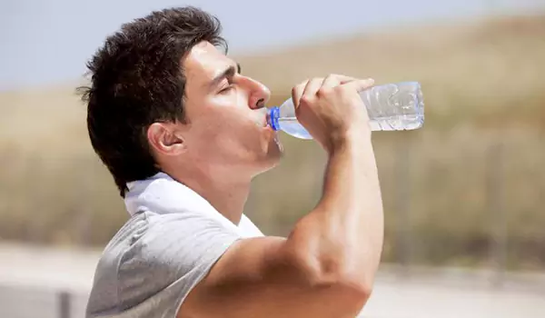 فوائد شرب الماء يومياً - مكتوبة