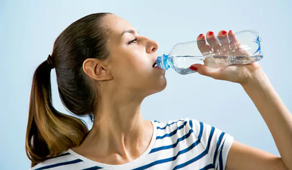 هل شرب الماء يؤثر على البشرة؟