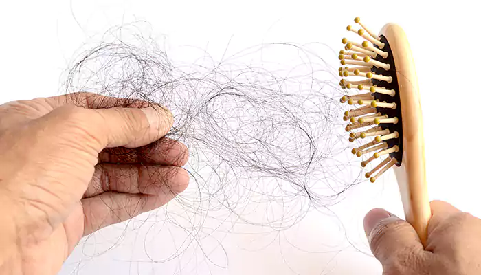 10 نصائح لتجنب تساقط الشعر بشكل نهائي -مكتوبة