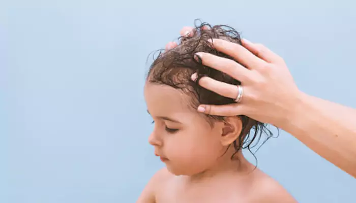 أسباب تساقط الشعر عند البنات الصغار وطرق العلاج