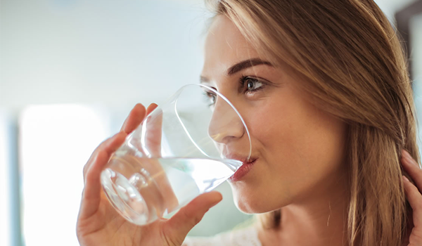 أهمية شرب الماء للشعر 