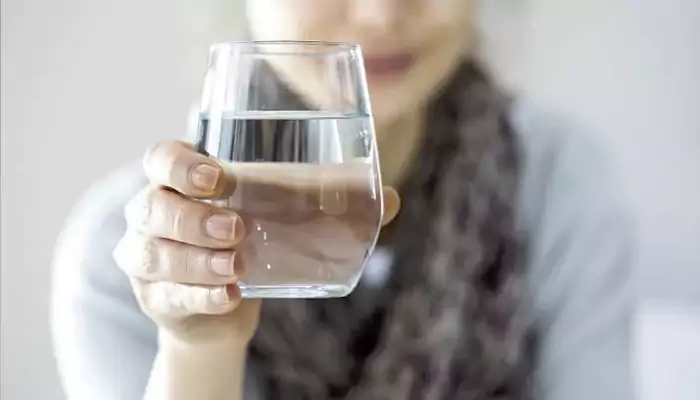 فوائد شرب الماء يومياً والكمية التي يحتاجها الجسم في اليوم