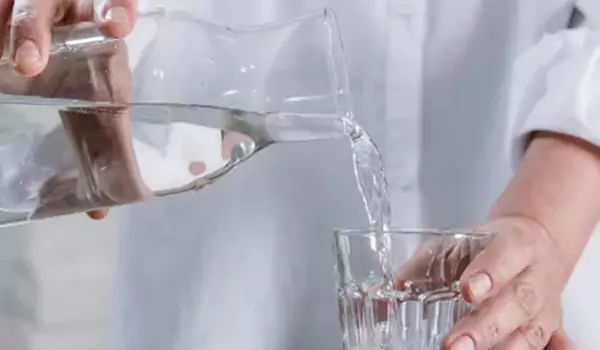 كمية الماء التي يجب شربها على الريق