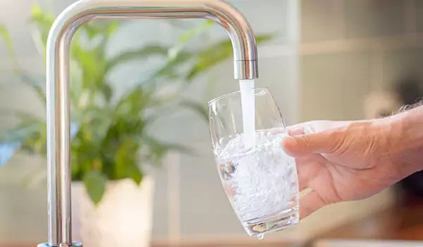 كمية الماء الموصى بها يوميا 