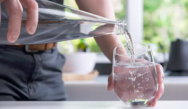 فوائد شرب الماء يومياً والكمية التي يحتاجها الجسم في اليوم كمية المياه التي يحتاجها الجسم يومياً