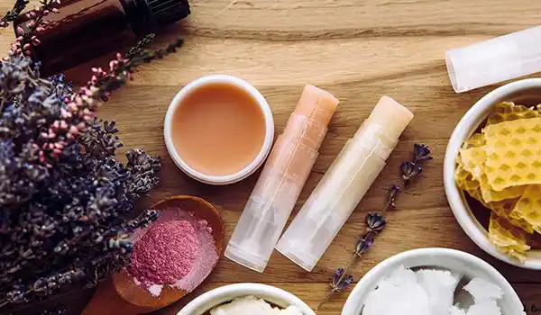 19 طريقة لصنع مرطب شفايف طبيعي في المنزل وصفات صنع مرطب شفايف في البيت - مكتوبة