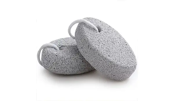 العناية بالقدمين المتشققة بالمنزل - 5 طرق مجربة حجر الخفاف للقدمين المتشققة