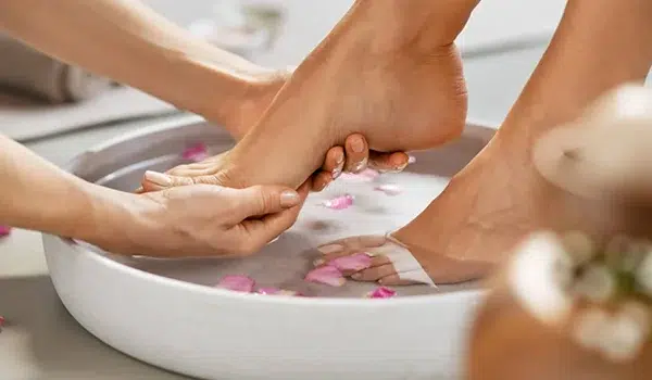 خلطات لتبييض القدمين