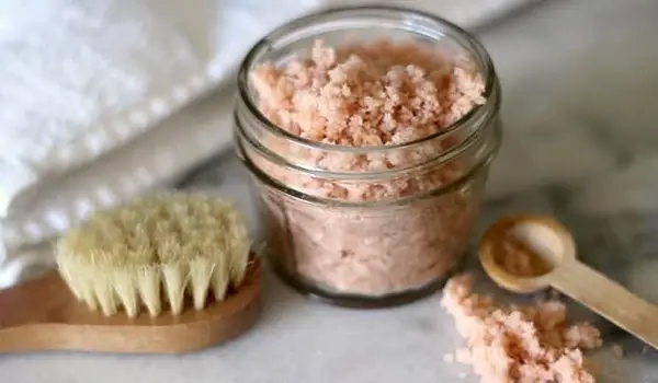 أصنع مقشر للقدمين بالملح وزيت جوز الهند بنفسك صنع مقشر للقدمين بالملح