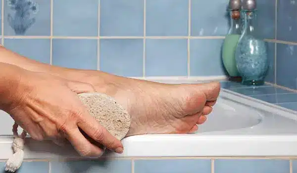 طريقة غسل القدمين في المنزل