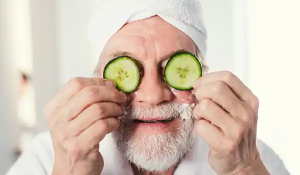 ماسك التخلص من الهالات السوداء طبيعياً بالبيت (نتائج مضمونة) 2 7 شرائح الخيار للبشرة حول العين