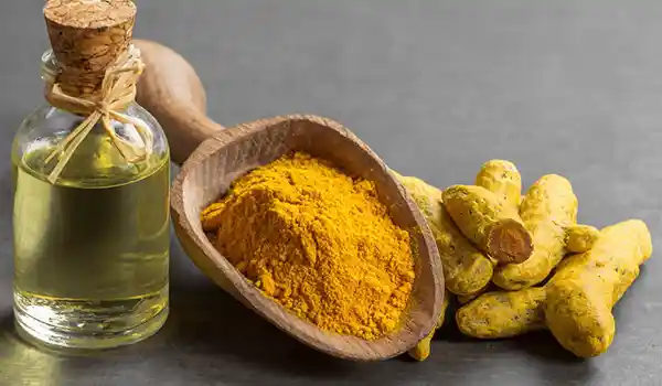 أقوى خلطات تبييض الوجه الجاف بالمنزل بمكونات طبيعية ماسك الكركم مع زيت اللوز لتفتيح الوجه الجاف