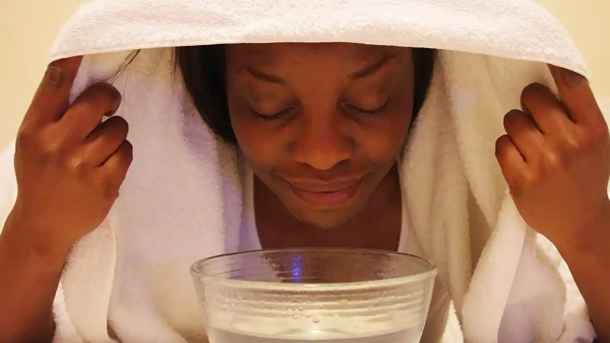 طريقة تنظيف الوجه بالبخار في المنزل