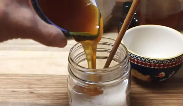 طريقة صنع مقشر السكر والعسل لتنظيف الوجه بالخطوات